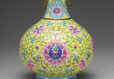 图片[2]-Painted enamel long neck vase with floral decor, Qing dynasty, Yongzheng reign (1723-1735)-China Archive